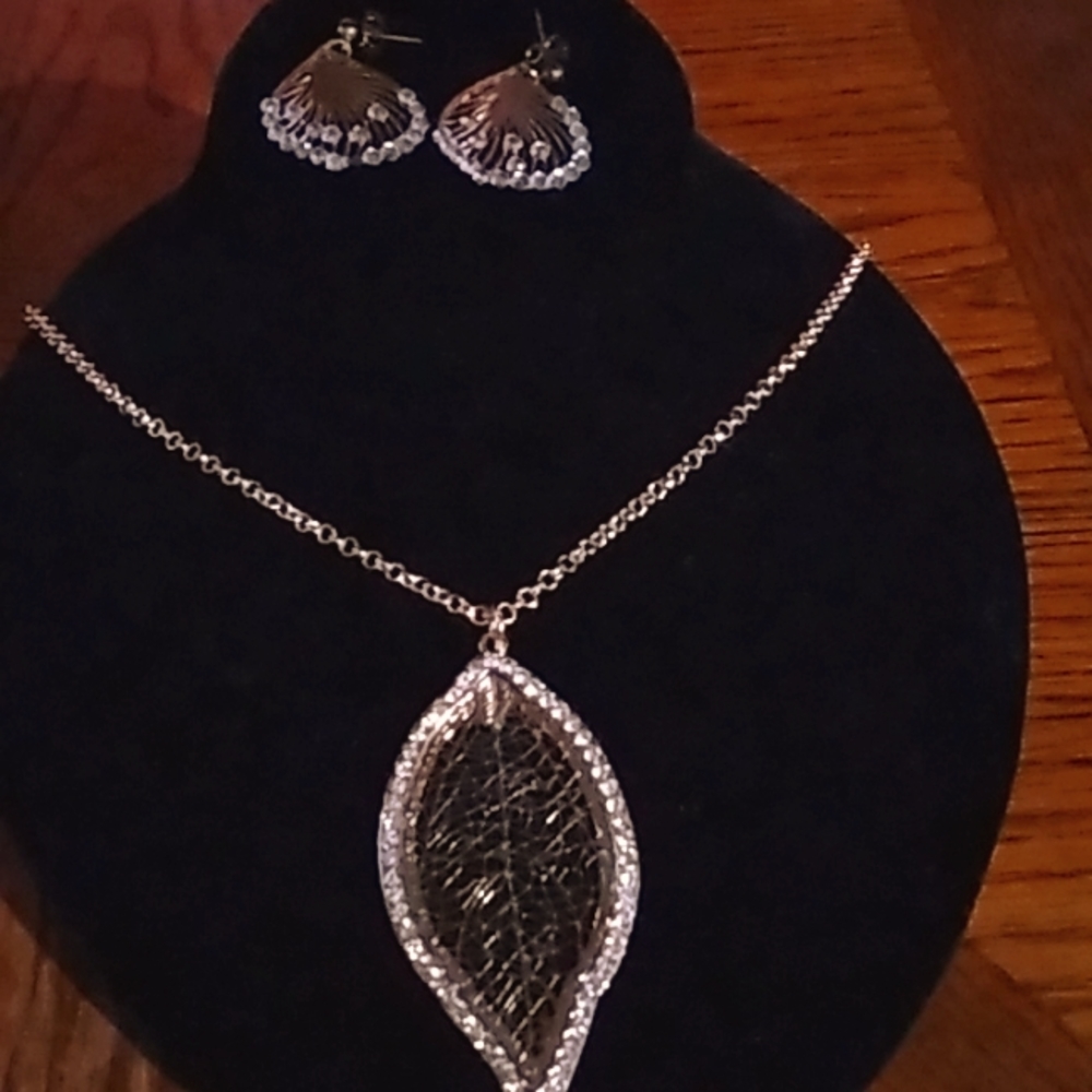 Gold Filigree Leaf Pendant Necklace & Matching Earrings
